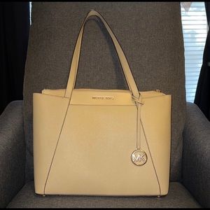 *NWT* Michael Kors Maddie Leather Tote
